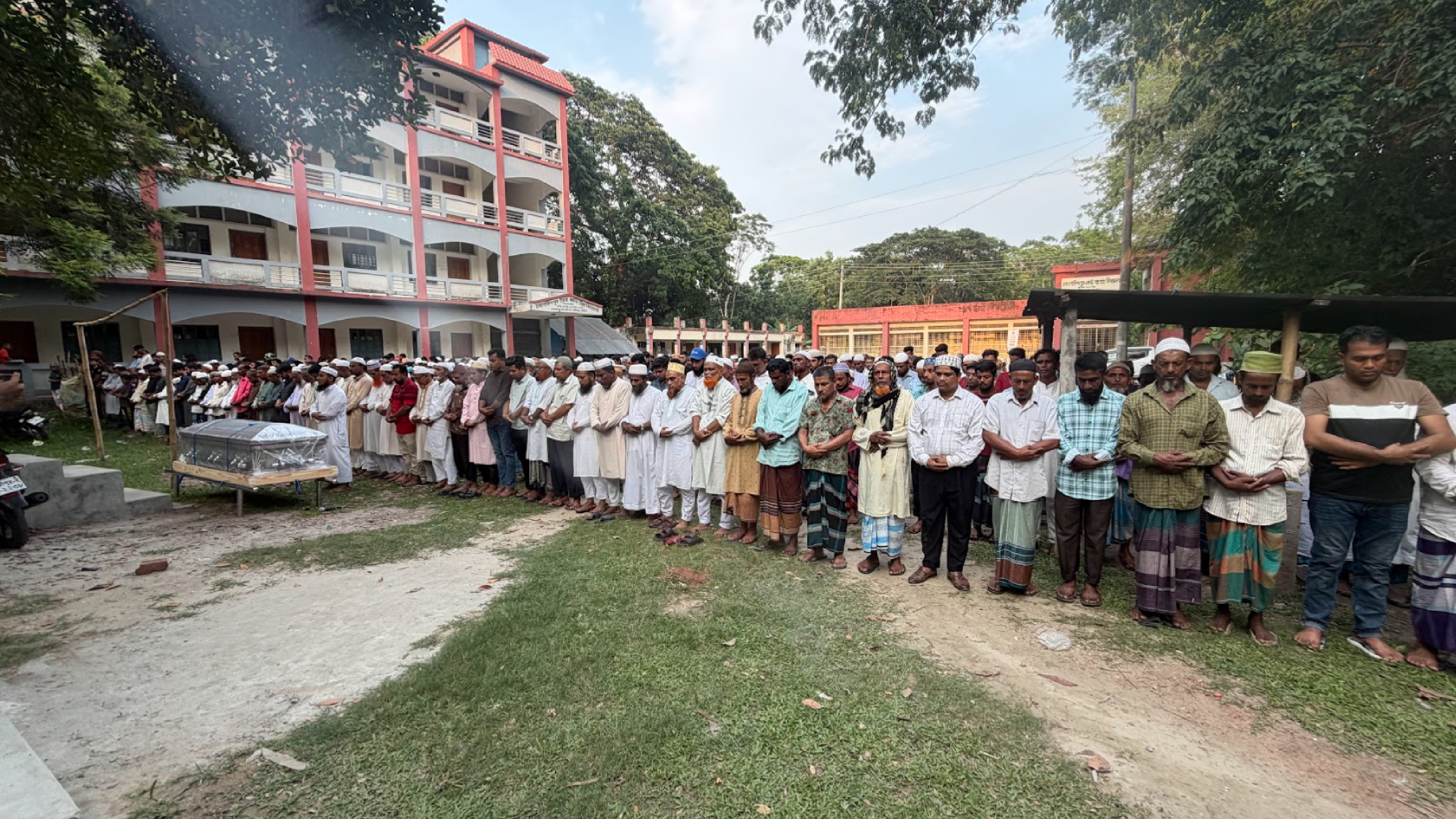 মাদারীপুর নিজ বাড়ির পাশেই চিরনিদ্রায় শায়িত বৃষ্টি