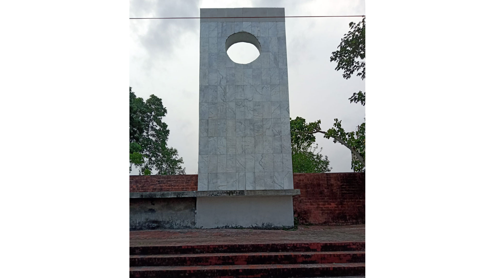 ডাকরা গণহত্যায় শহীদদের স্মরণে নির্মিত স্মৃতিস্তম্ভ 