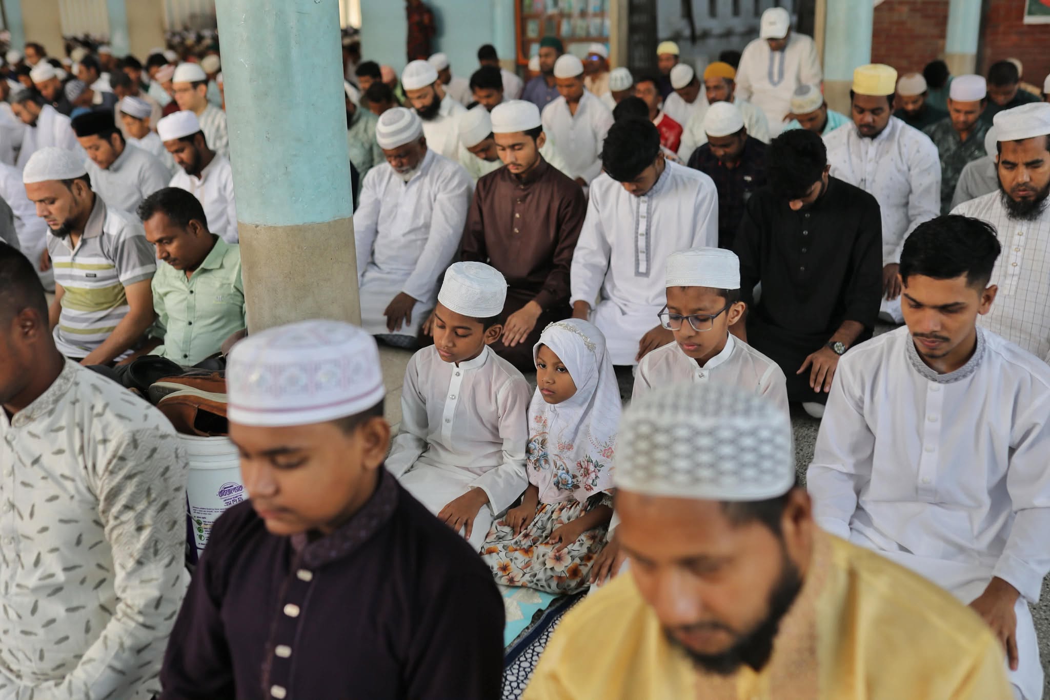 জাতীয় মসজিদ বায়তুল মোকাররমে ঈদের নামাজ শেষে দুয়া করছেন মুসল্লিরা। ছবি: মেহেদী হাসান/স্টার
