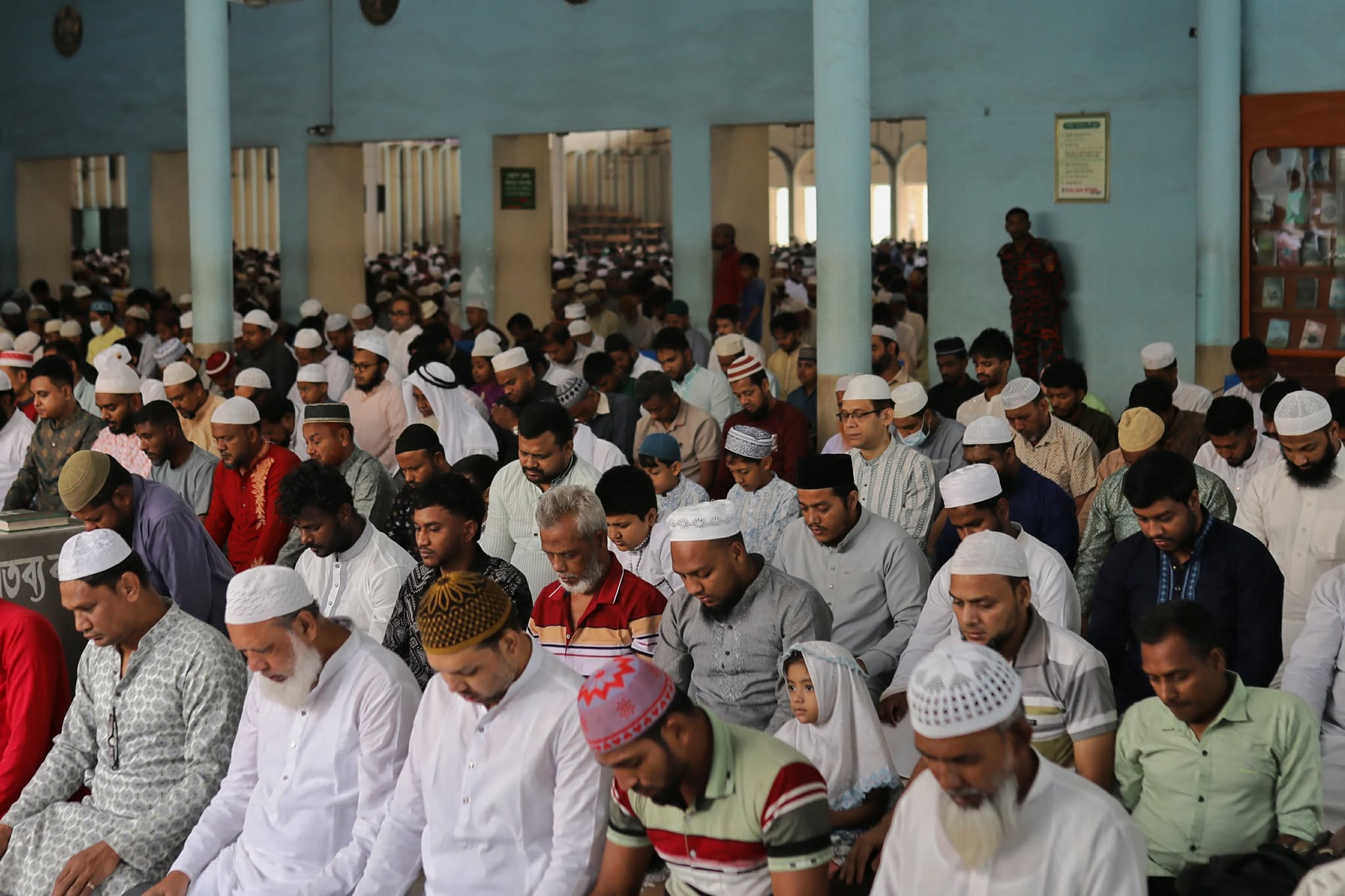 জাতীয় মসজিদ বায়তুল মোকাররমে ঈদের নামাজ আদায় করছেন মুসল্লিরা। ছবি: মেহেদী হাসান/স্টার