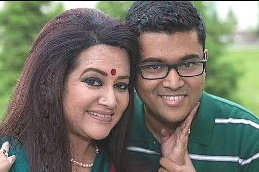 ছেলে অনিকের সঙ্গে ববিতা। ছবি: সংগৃহীত