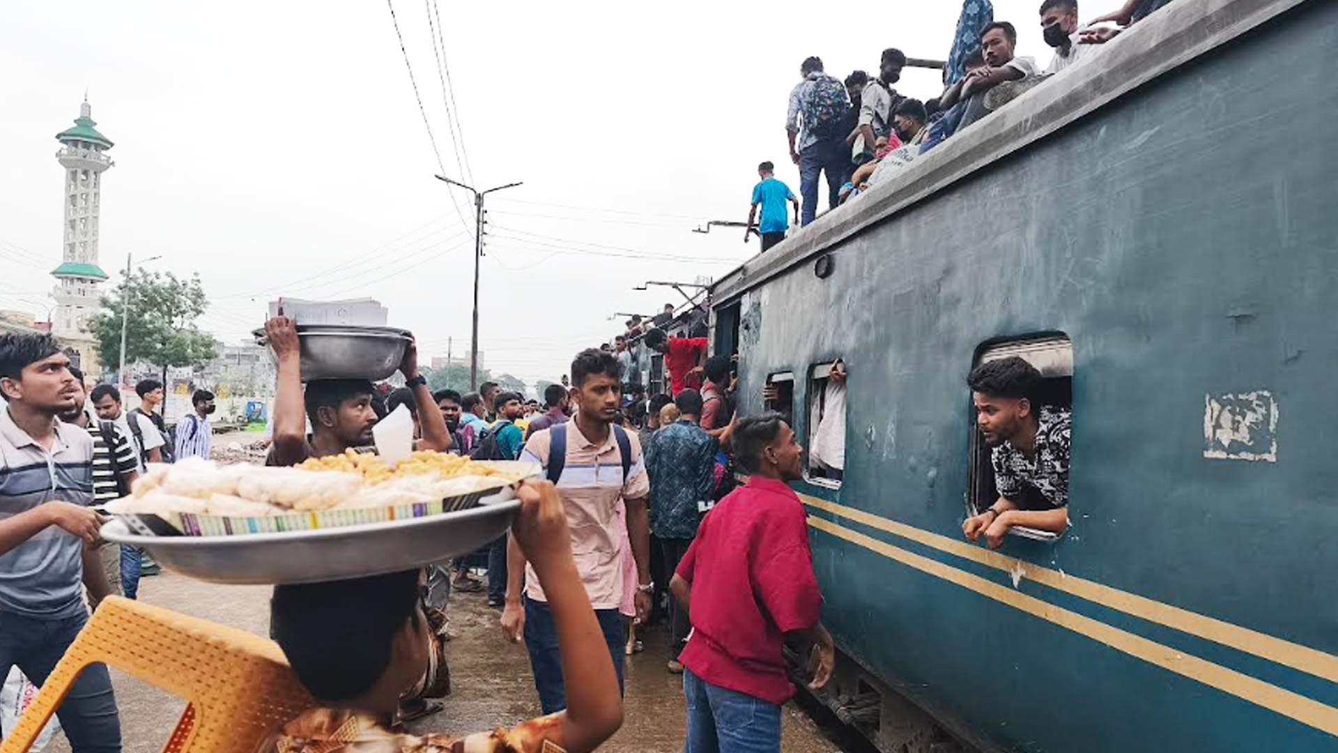 ঈদ মানেই বাড়ি ফেরার আনন্দ। 