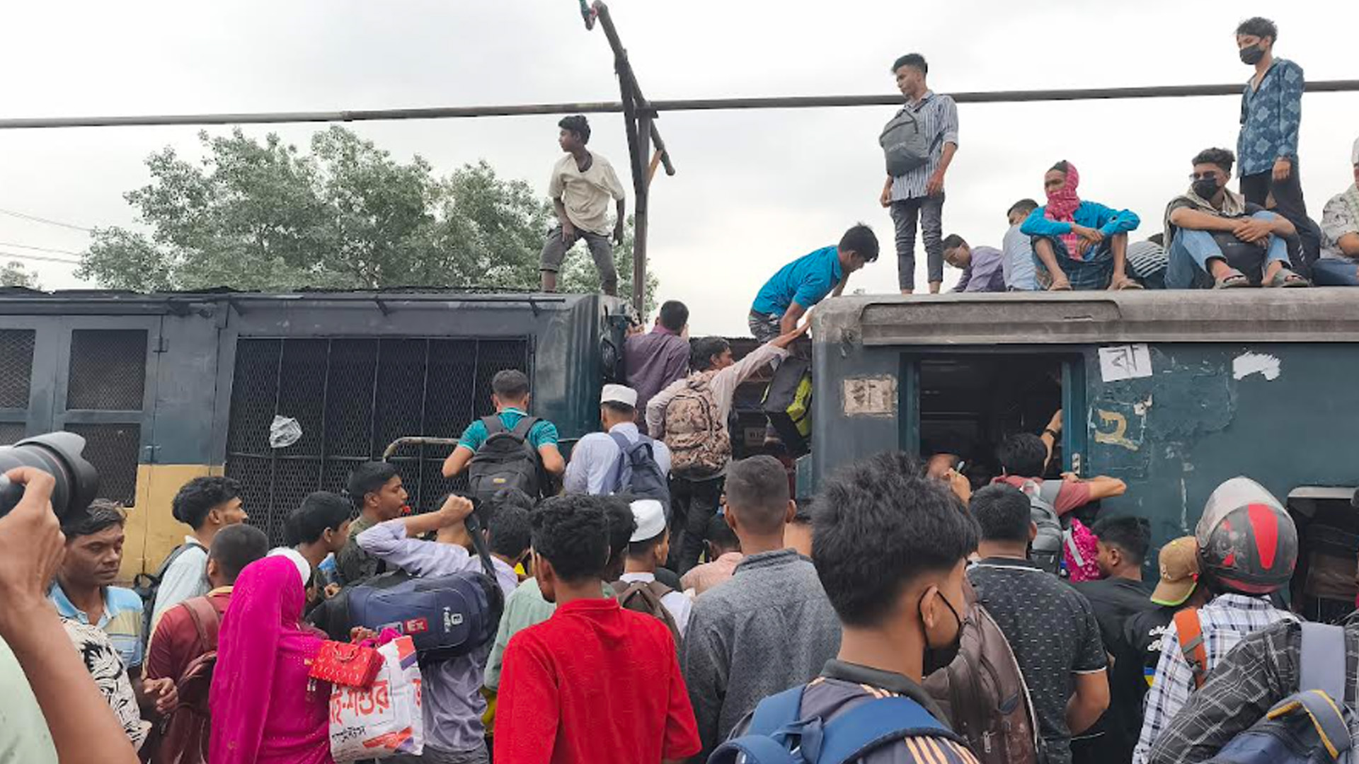 যাত্রীদের অভিযোগ, নির্ধারিত সময় পেরিয়ে গেলেও ট্রেনের অবস্থান বা আসার সম্ভাব্য সময় নিয়ে স্পষ্ট কোনো তথ্য মিলছে না। 