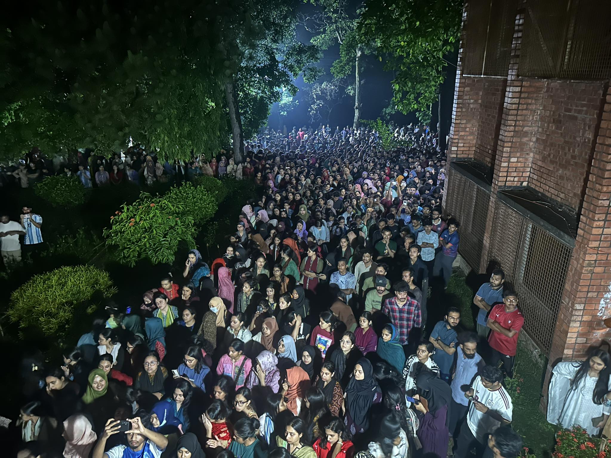 জাহাঙ্গীরনগর বিশ্ববিদ্যালয়ে শিক্ষার্থীদের বিক্ষোভ। ছবি: স্টার
