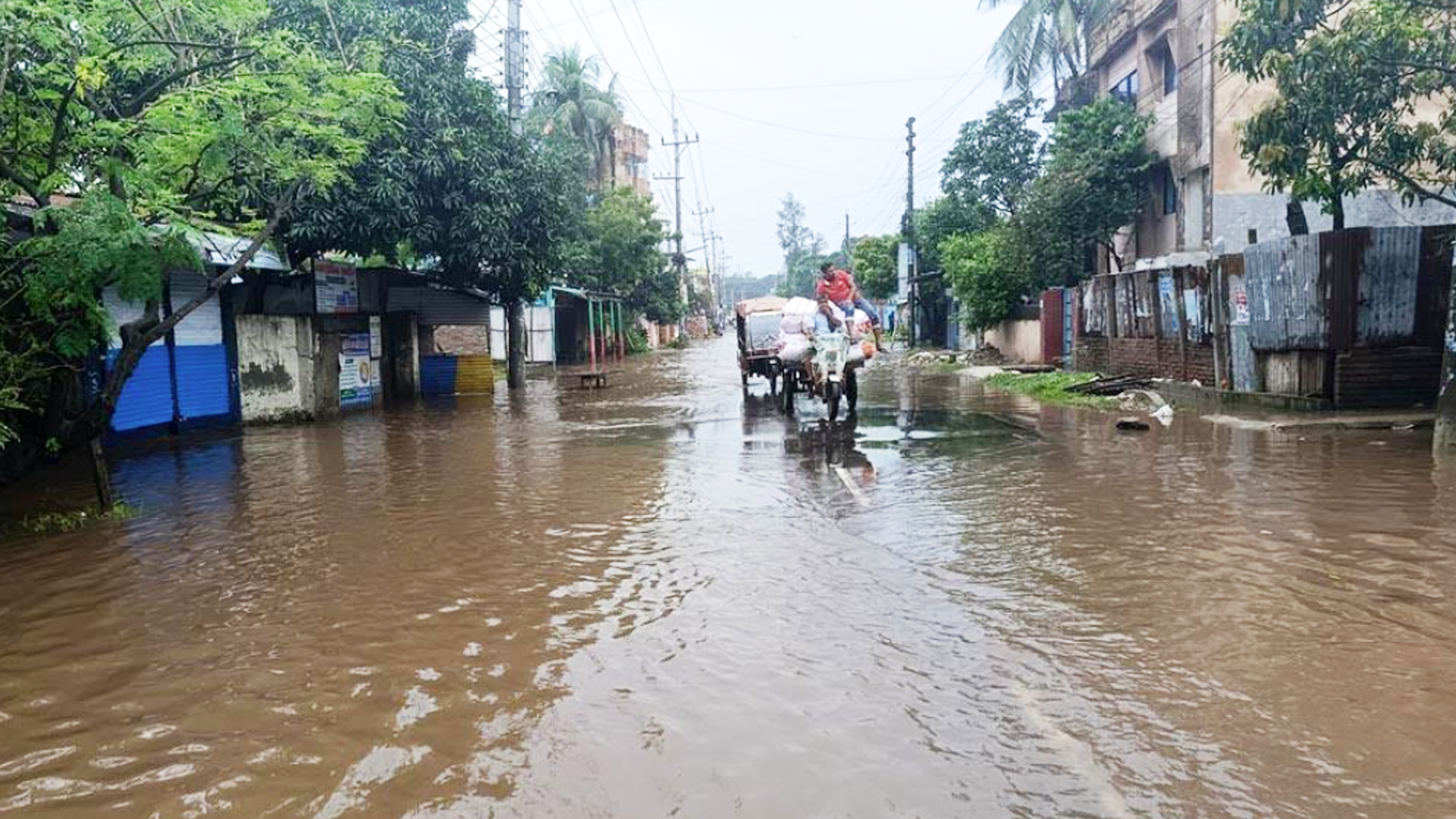 জলাবদ্ধতা পাবনার খুব সাধারণ দৃশ্য হয়ে দাঁড়িয়েছে। ছবি: আহমেদ হুমায়ুন কবির তপু/স্টার