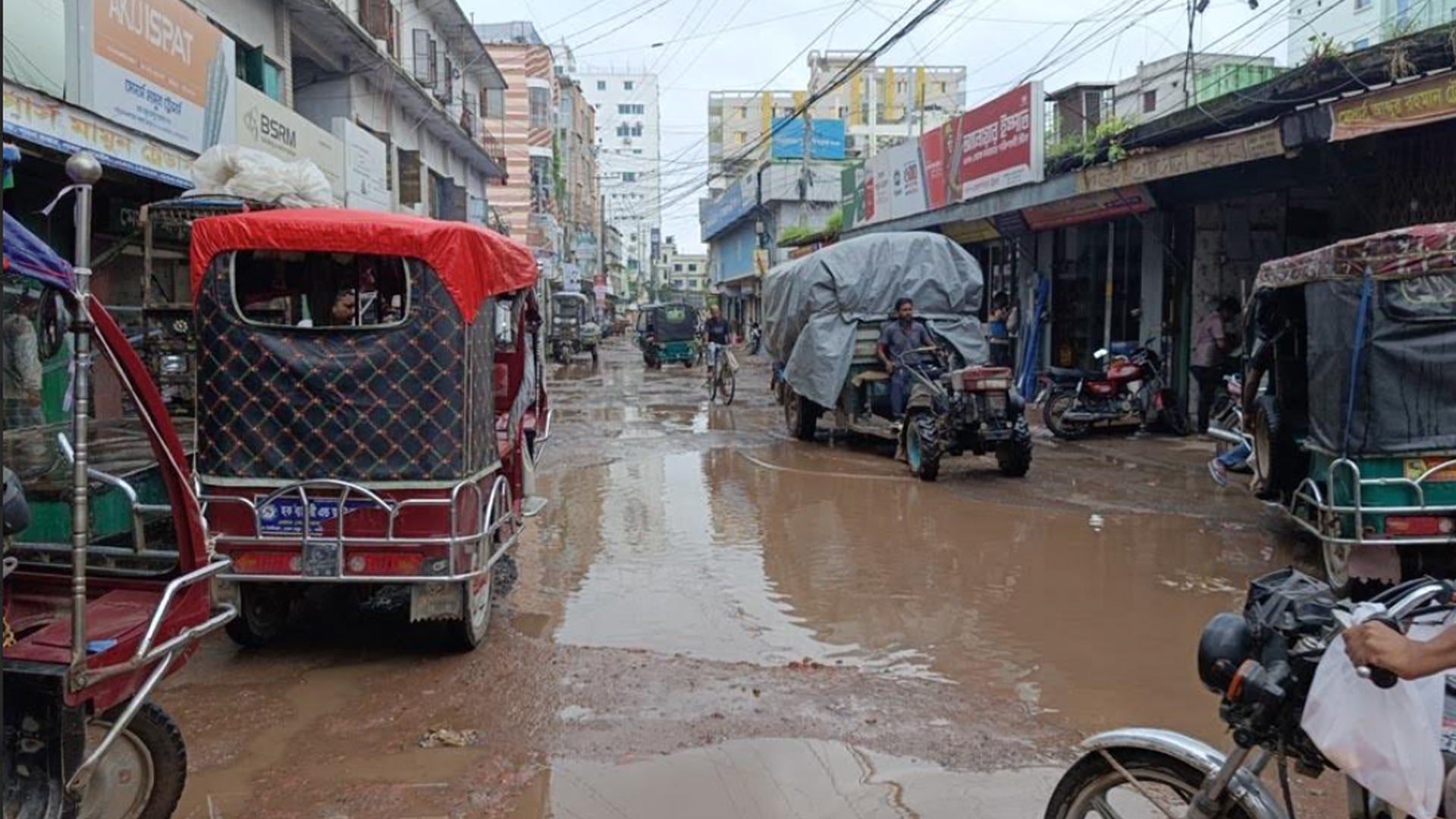 জলাবদ্ধতা পাবনার খুব সাধারণ দৃশ্য হয়ে দাঁড়িয়েছে। ছবি: আহমেদ হুমায়ুন কবির তপু/স্টার