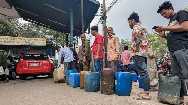 তেলের পাম্পে দীর্ঘ লাইন। ছবি: বিবিসি