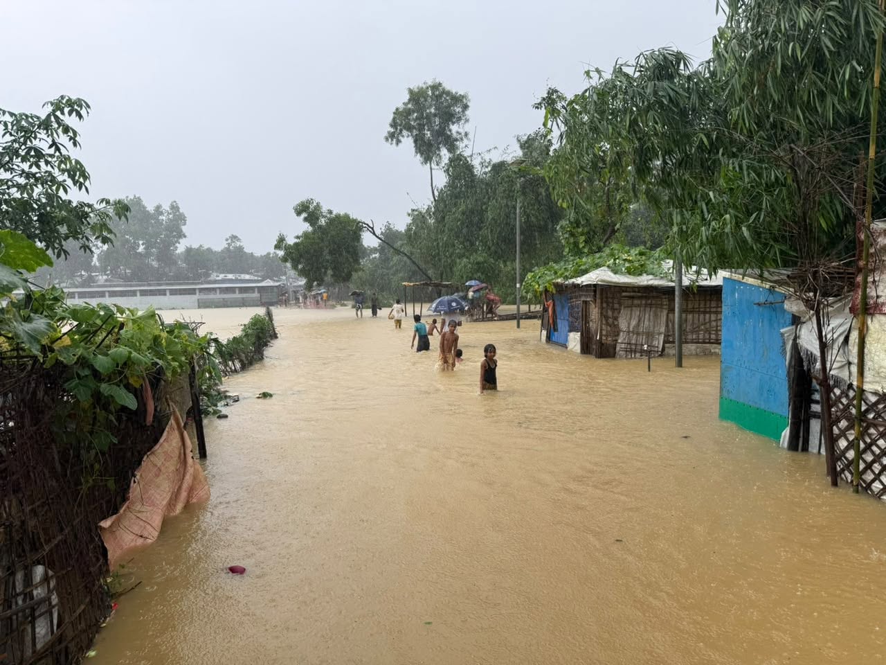 রোহিঙ্গা ক্যাম্পে পাহাড়ের ঢালে ভূমিধসের আতঙ্ক আর পাহাড়ের নিচে বন্যা পরিস্থিতি। ছবি: স্টার