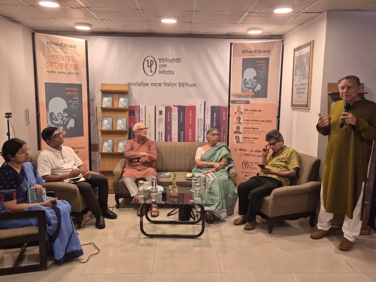 অনুষ্ঠানে কথা বলছেন ডেইলি স্টারের সম্পাদক মাহফুজ আনাম। ছবি: সংগৃহীত