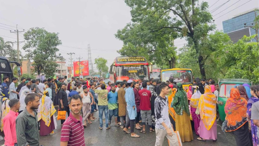 আড়াই ঘণ্টা ঢাকা-চট্টগ্রাম মহাসড়ক অবরোধ করে বিক্ষোভ করেন পোশাকশ্রমিকরা। ছবি: স্টার