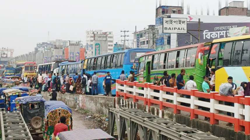 নবীনগর-চন্দ্রা মহাসড়কের বাইপাইল স্ট্যান্ডে যানজট। ছবি: স্টার 