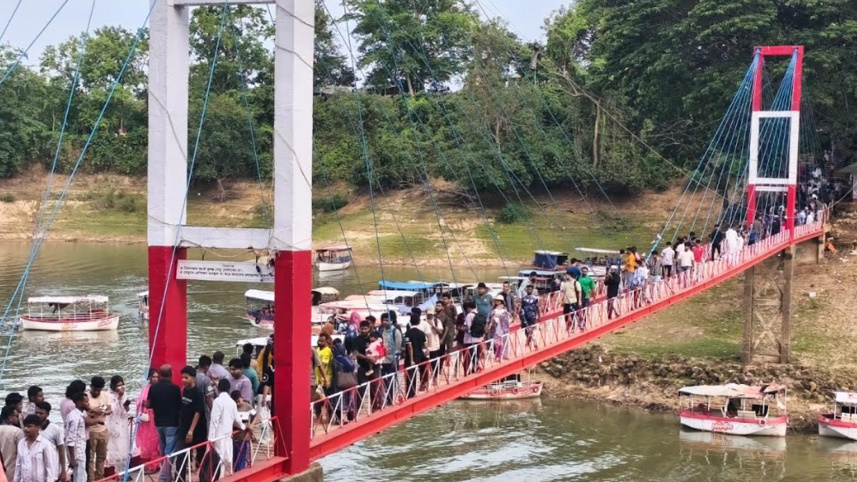 রাঙামাটির পর্যটন হলিডে কমপ্লেক্সের ঝুলন্ত সেতুতে পর্যটকদের ভিড়। ছবি: স্টার