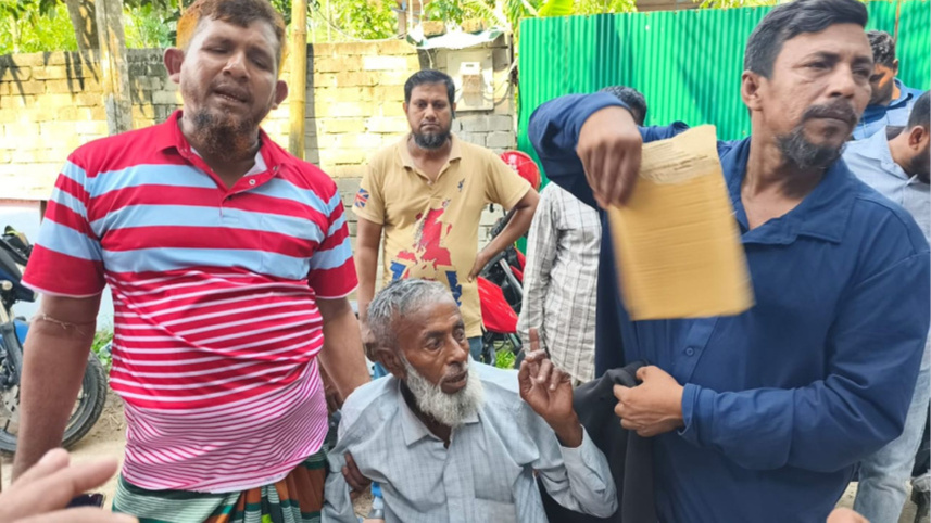 মাঝে নিহত নিহত শারমিনের বাবা শাহাদাত মোল্লা। ছবি: স্টার  