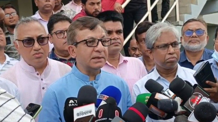 সাংবাদিকদের সঙ্গে কথা বলছেন বাণিজ্যমন্ত্রী খন্দকার আব্দুল মুক্তাদির। ছবি: স্টার