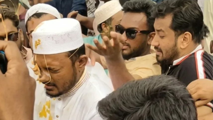 নাসীরুদ্দীন পাটওয়ারীর ওপর ডিম নিক্ষেপ। ছবি: সংগৃহীত