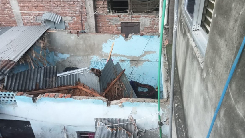 ছাদের দেয়াল ধসে পড়ে ক্ষতিগ্রস্ত টিনশেড ঘরটি। ছবি: স্টার