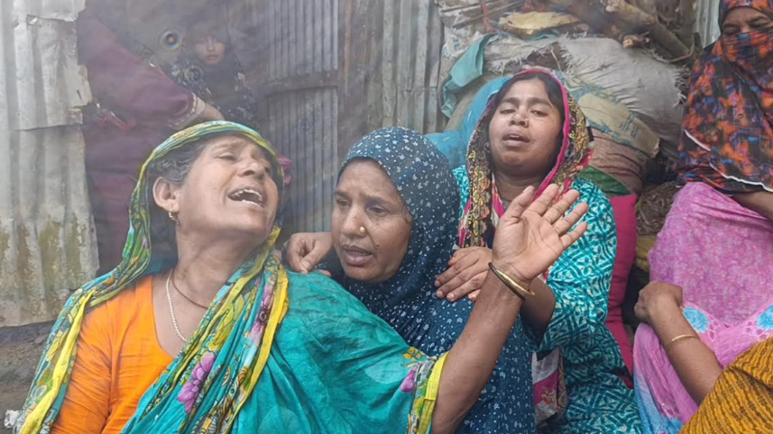 নিহতদের স্বজনের আহাজারি। ছবি: স্টার