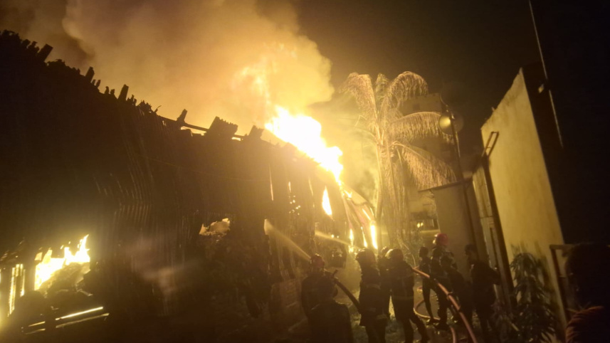  আগুন নিয়ন্ত্রণে কাজ করছে ফায়ার সার্ভিসের সদস্যরা। ছবি: স্টার