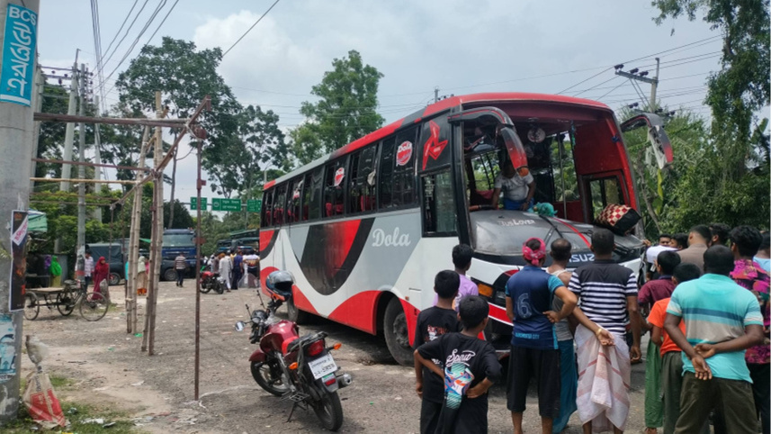 দুর্ঘটনাকবলিত বাসটি। ছবি: স্টার