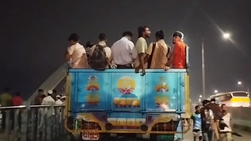 পশুবাহী ট্রাকে বাড়ি ফিরছে ঘরমুখী মানুষ। ছবি: স্টার 