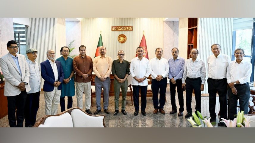 প্রধানমন্ত্রী তারেক রহমানের সঙ্গে সম্পাদক পরিষদের নেতারা। ছবি: প্রধানমন্ত্রীর কার্যালয় 