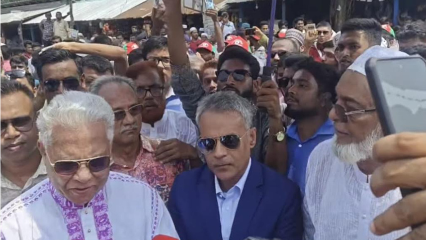 বিএনপি ও জামায়াতের নেতাকর্মীদের মুখোমুখি অবস্থানে অবরুদ্ধ হয়ে পড়েন সড়ক পরিবহন ও সেতুমন্ত্রী শেখ রবিউল আলম। ছবি: স্টার