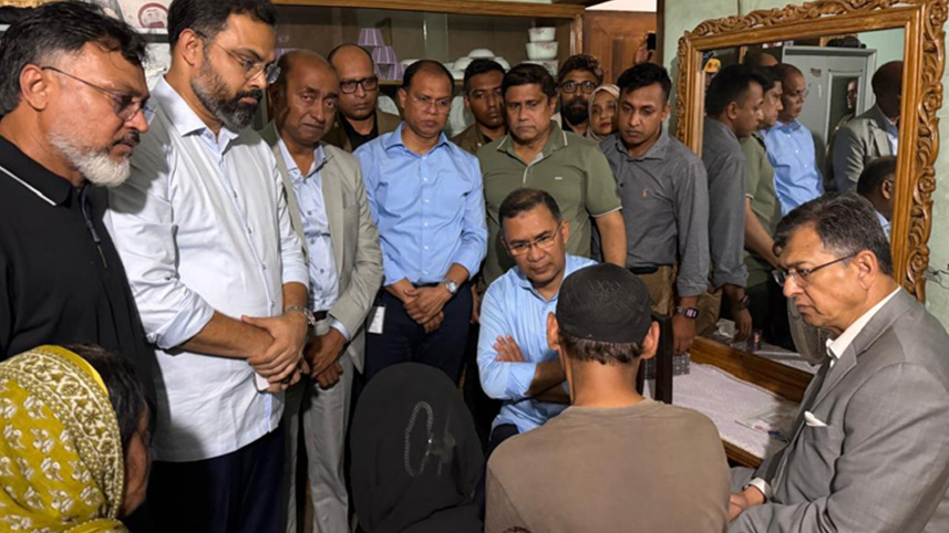 রামিসা আক্তারের পরিবারের সঙ্গে কথা বলছেন প্রধানমন্ত্রী তারেক রহমান। ছবি : প্রধানমন্ত্রীর কার্যালয়