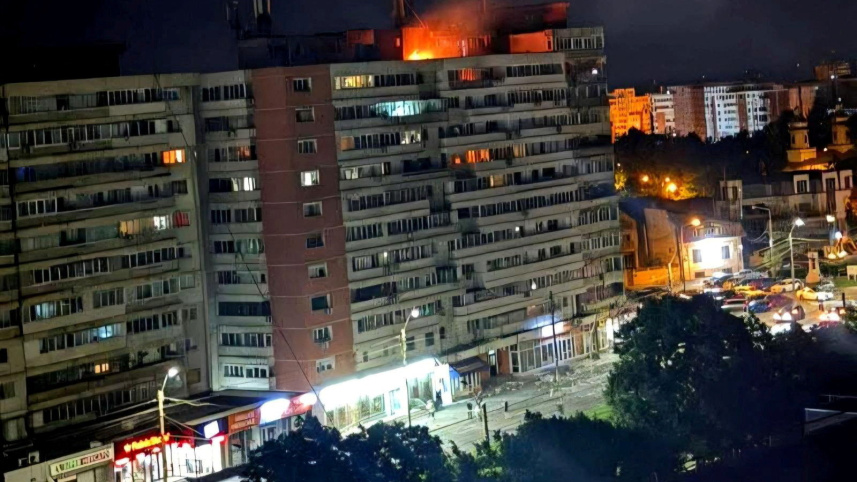 রুশ ড্রোনের আঘাতে রোমানিয়ার অ্যাপার্ট্মেন্ট ভবনে আগুন। ছবি: রয়টার্স