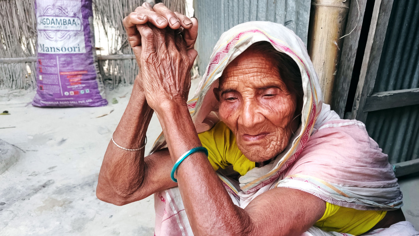 ধরলাপাড়ের ভাঙনকবলিত বৃদ্ধা জরিমন নেছা