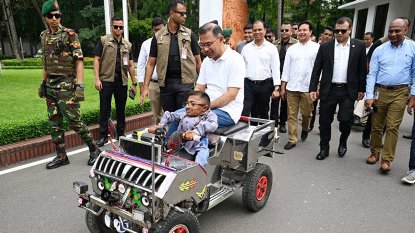 কলেজ শিক্ষার্থী ওয়াকিমুলের তৈরি ‘স্মার্ট কারে’ চড়লেন প্রধানমন্ত্রী