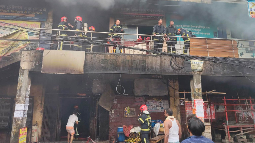 আগুন নিয়ন্ত্রণে কাজ করছে ফায়ার সার্ভিস