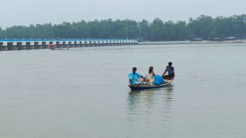 তিস্তায় নৌকায় বসে আছেন তিন ব্যক্তি 