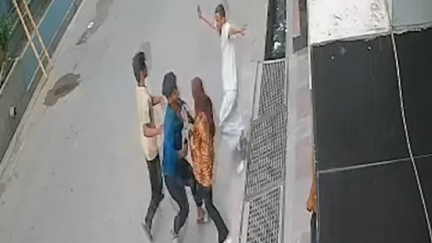 বাবার সামনে থেকে মেয়েকে অপহরণ