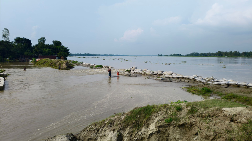 জমি অধিগ্রহণ নিয়ে জটিলতায় দুধকুমার নদের বন্যা নিয়ন্ত্রণ বাঁধের ৩০০ মিটারের নির্মাণ কাজ থেমে আছে। ছবি: স্টার