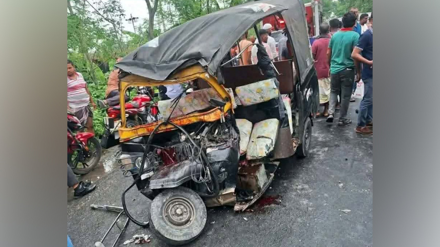 ট্রাকচাপায় দুমড়ে-মুচড়ে যায় মাহিন্দ্রাটি। ছবি: সংগৃহীত