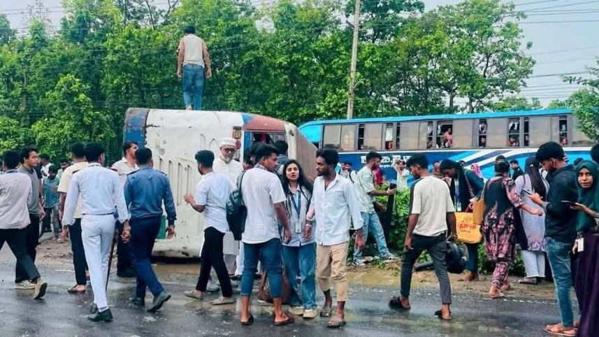 সড়কে উল্টে যাওয়া বাসটি। ছবি: স্টার