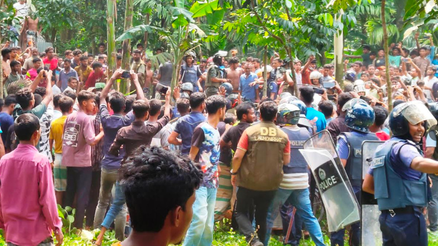 পুশির সঙ্গে স্থানীয়দের সংঘর্ষ। ছবি: স্টার