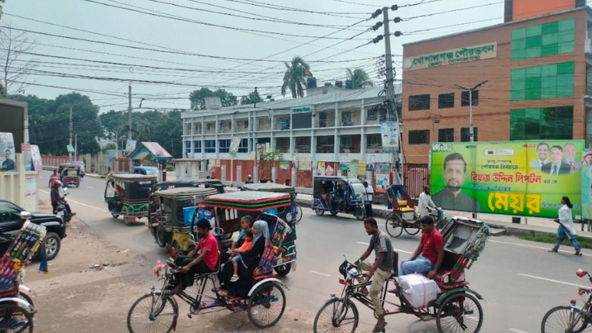 গোপালগঞ্জ সদরে আজ মানুষের তেমন উপস্থিতি দেখা যায়নি। ছবি: স্টার
