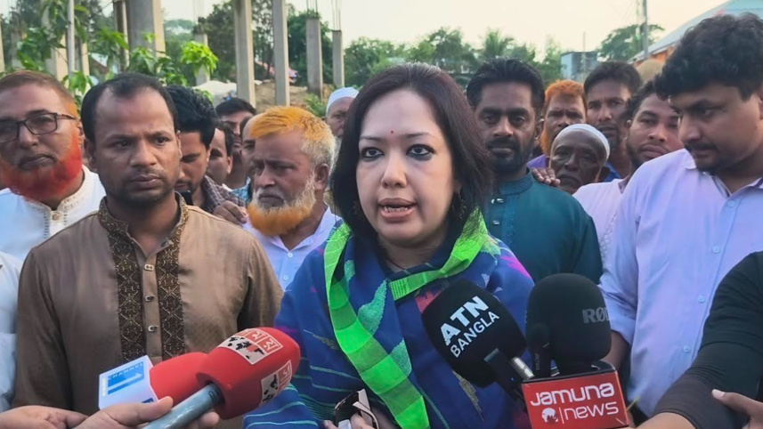 সাংবাদিকদের সঙ্গে কথা বলছেন রুমিন ফারহানার। ছবি: স্টার