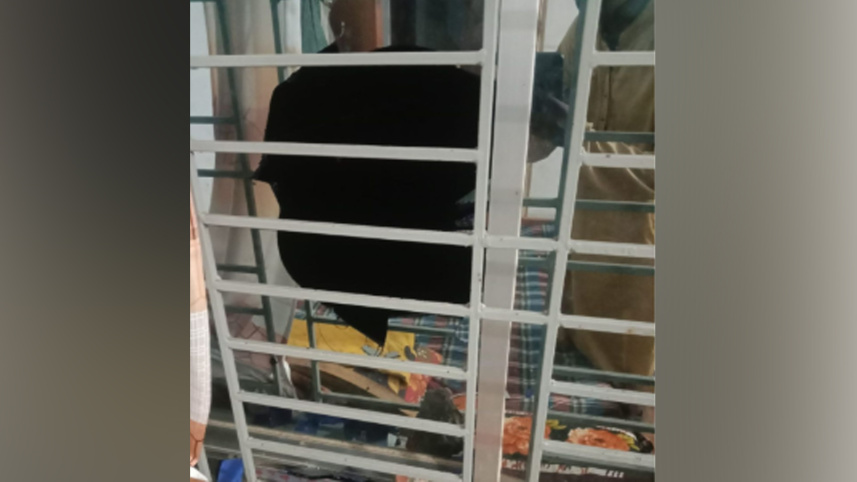 ছাত্রদল নেতা আবদুল গফফার জানান, গতকাল রাতে তার বাবার বাড়িতে হামলা চালানো হয়। ছবি: সংগৃহীত