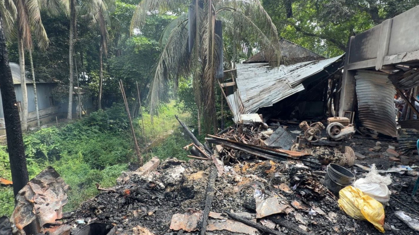 পুড়ে যাওয়া দোকান