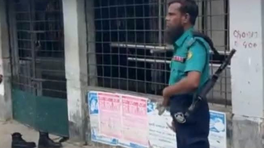 খুলনায় মসজিদে গুলি