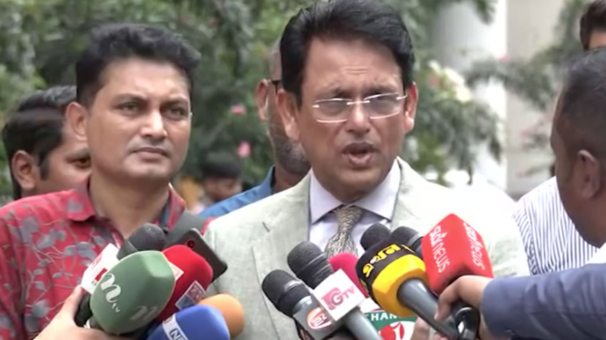সাংবাদিকদের সঙ্গে কথা বলছেন শিক্ষামন্ত্রী