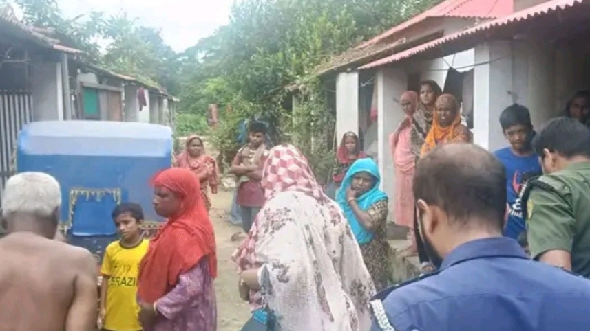 আখাউড়ার রুটি গ্রামে আওয়ামী লীগ নেতার দখলে থাকা সরকারি আশ্রয়ণ প্রকল্পের দুটি ঘর উদ্ধার। ছবি: স্টার