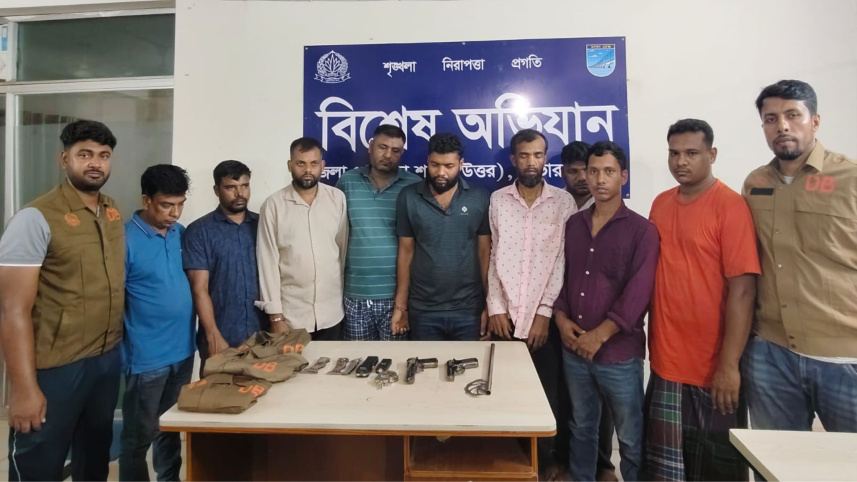 আশুলিয়ায় ডাকাতির প্রস্তুতির সময় গ্রেপ্তার ৯। ছবি: সংগৃহীত
