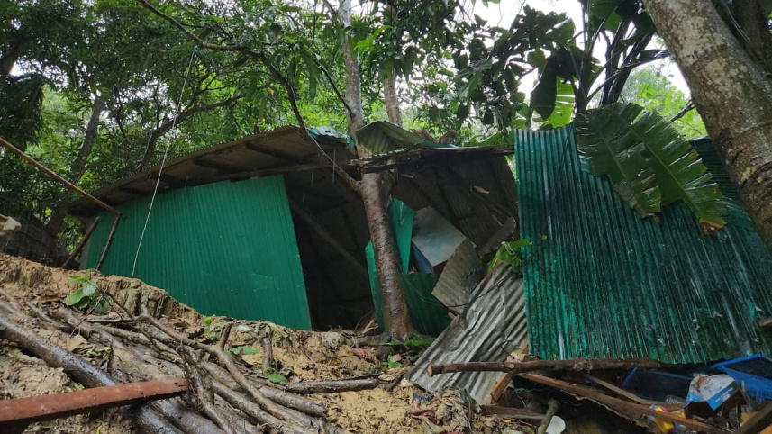 কক্সবাজারের দরিয়ানগরে পাহাড়ধস। ছবি: সংগৃহীত