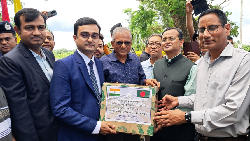 তারেক রহমানের জন্য কিউ জাতের আনারস উপহার পাঠিয়েছেন ত্রিপুরার মুখ্যমন্ত্রী। ছবি: স্টার