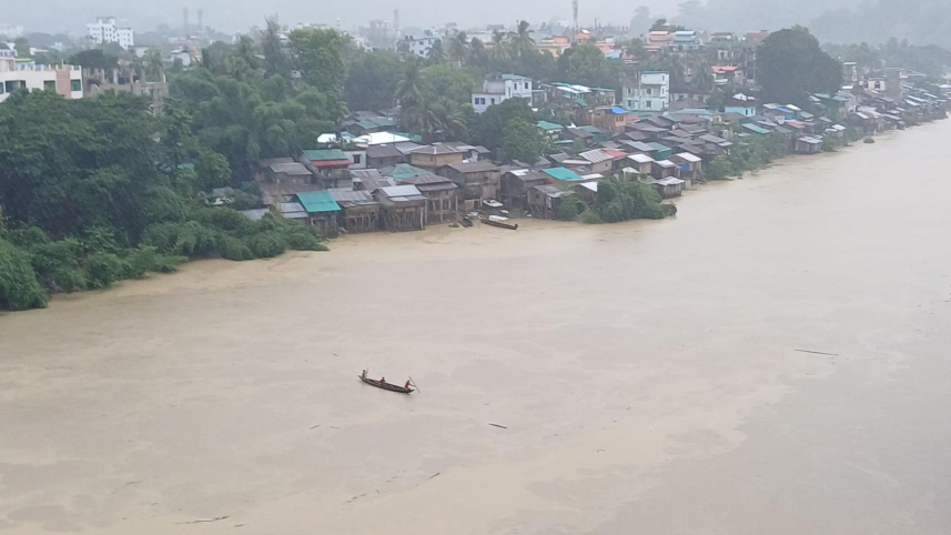 বান্দরবানে টানা তিন দিনের ভারী বৃষ্টিতে বন্যা ও পাহাড় ধসের আশঙ্কা। ছবি: স্টার