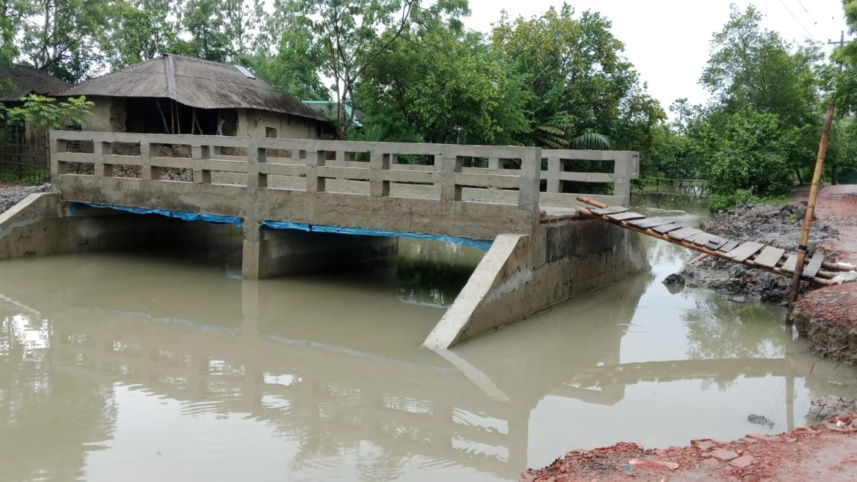  Name সাতক্ষীরার শ্যামনগরে ৩৩ লাখ টাকা ব্যয়ে নির্মিত সেতুর দুপাশে সংযোগ সড়ক নেই। ছবি: স্টার