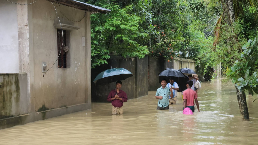 কক্সবাজারের চকরিয়ার কাকারা ইউনিয়নে বন্যার পানিতে স্বাভাবিক জনজীবন প্রায় স্থবির। ছবি: রহিম উদ্দিন